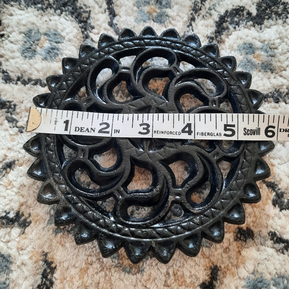 John Wright cast iron round trivet. - Picture 7 of 7